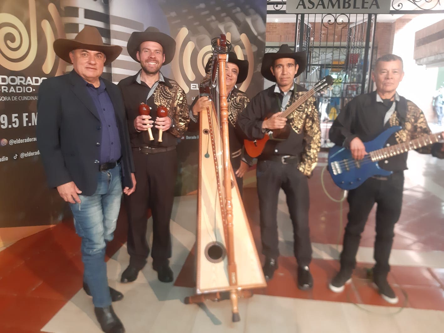 El grupo llanero posando con el arpa